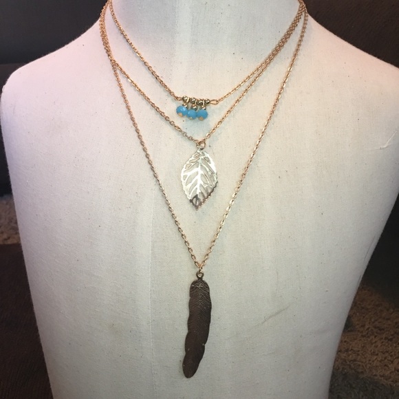 (Q3) Gold Feather Layer Necklace - Picture 4 of 5
